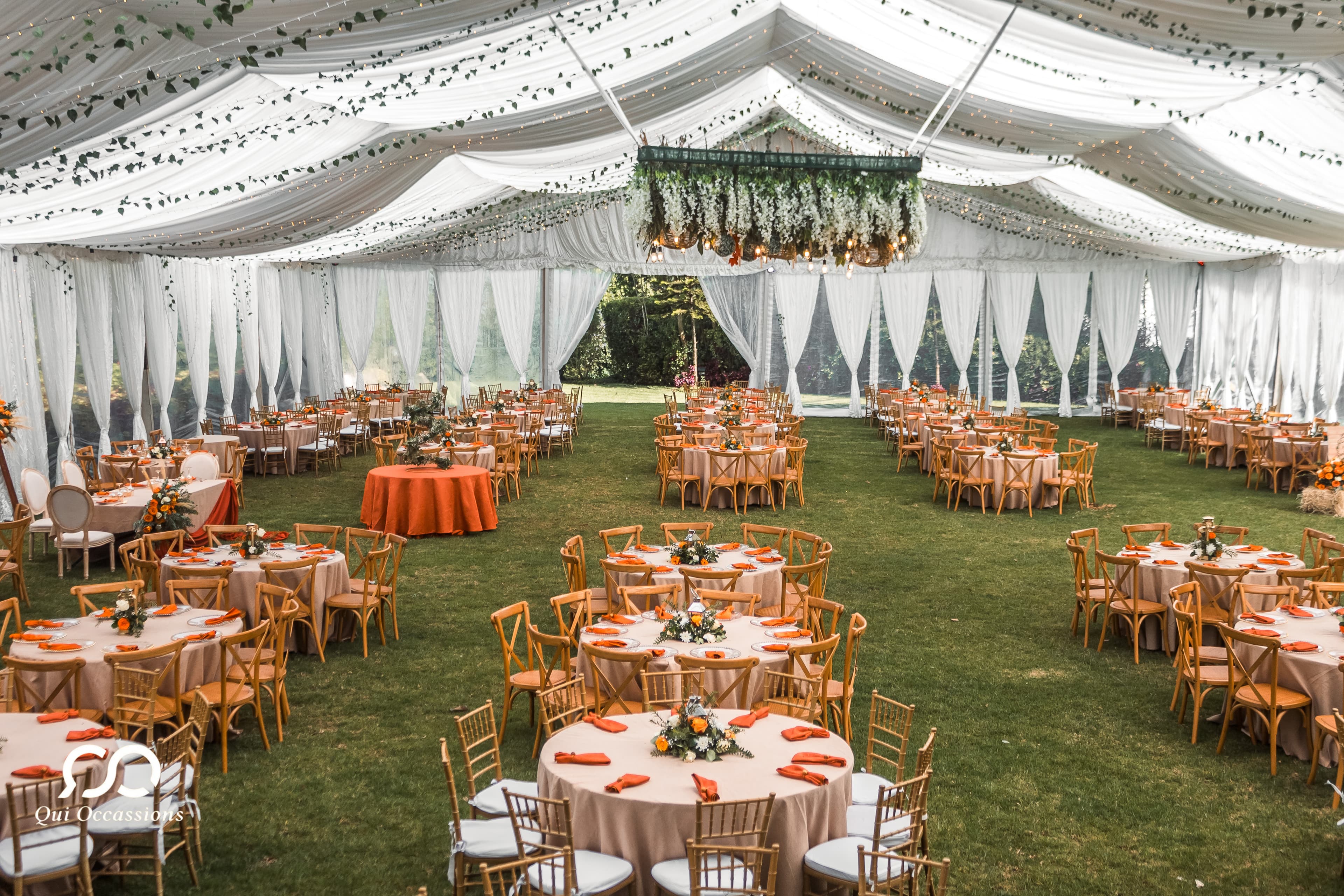 Romantic wedding table setting with candles and flowers